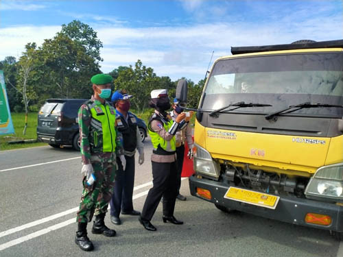 Anggota Koramil 03/Siak Ikut Serta Dalam Pengamanan Pos Pantau Penyebaran Covid-19